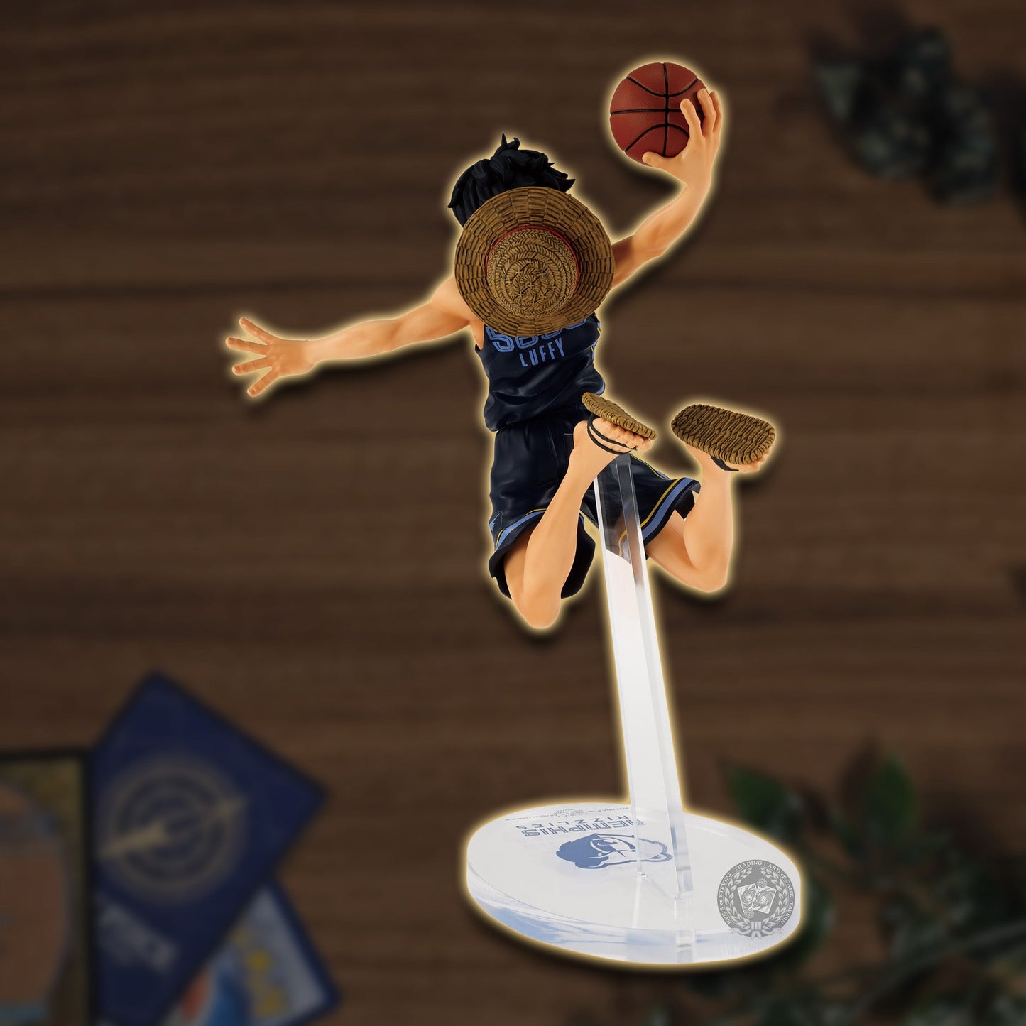 One Piece x NBA Monkey.D.Luffy Figur "Memphis Grizzlies" Ansicht von hinten