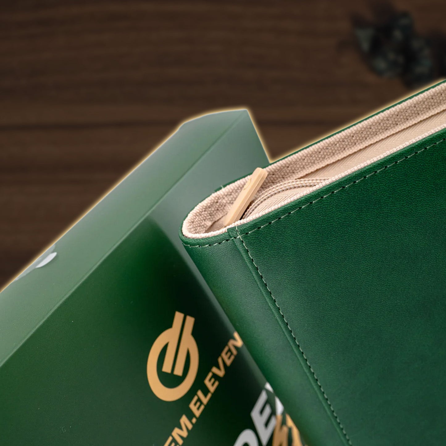 GEM.ELEVEN Codex 9 Pocket Zip Binder für 360 Karten - Colorway Evergreen Detailansicht