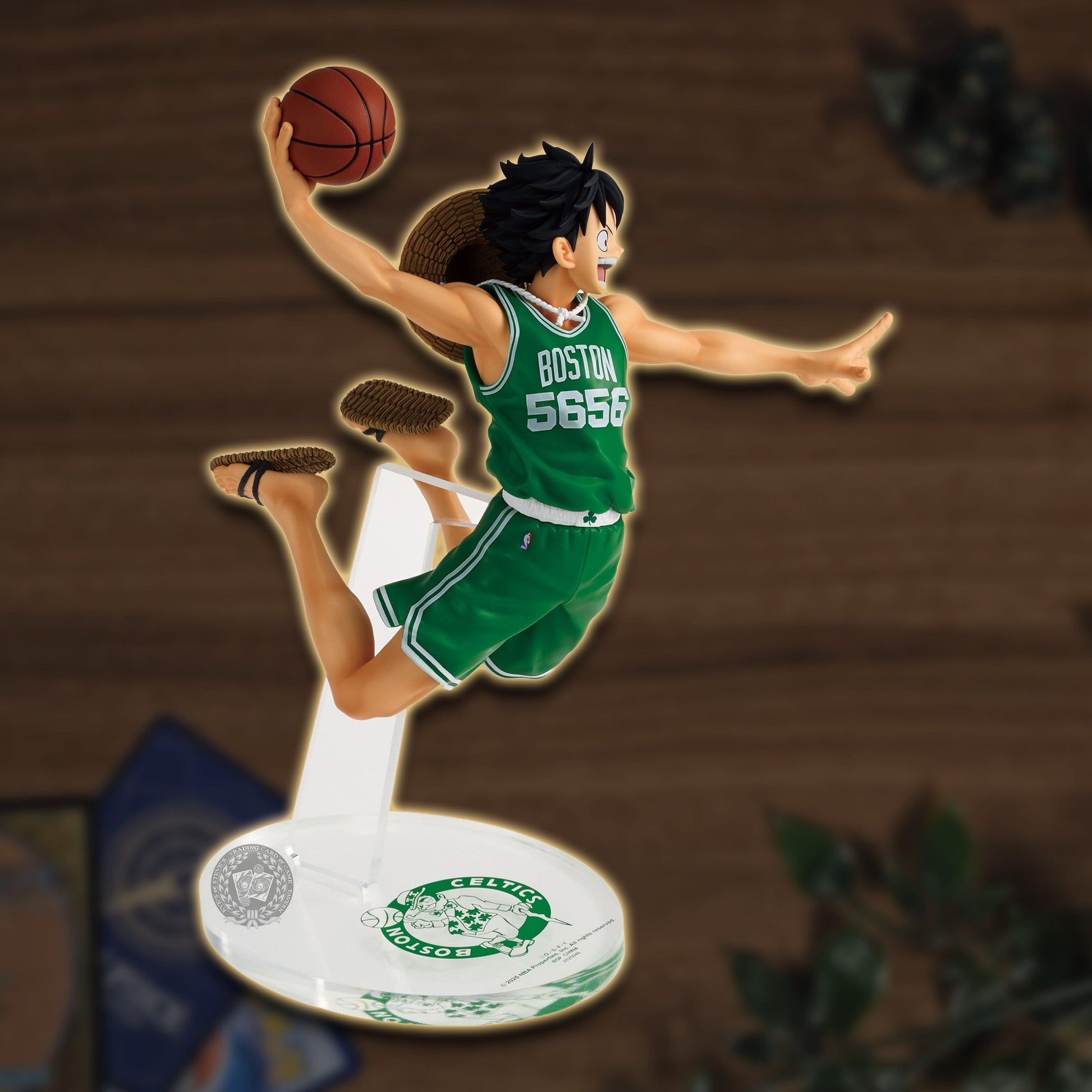 One Piece x NBA Monkey.D.Luffy Figur "Boston Celtics" Seitenansicht