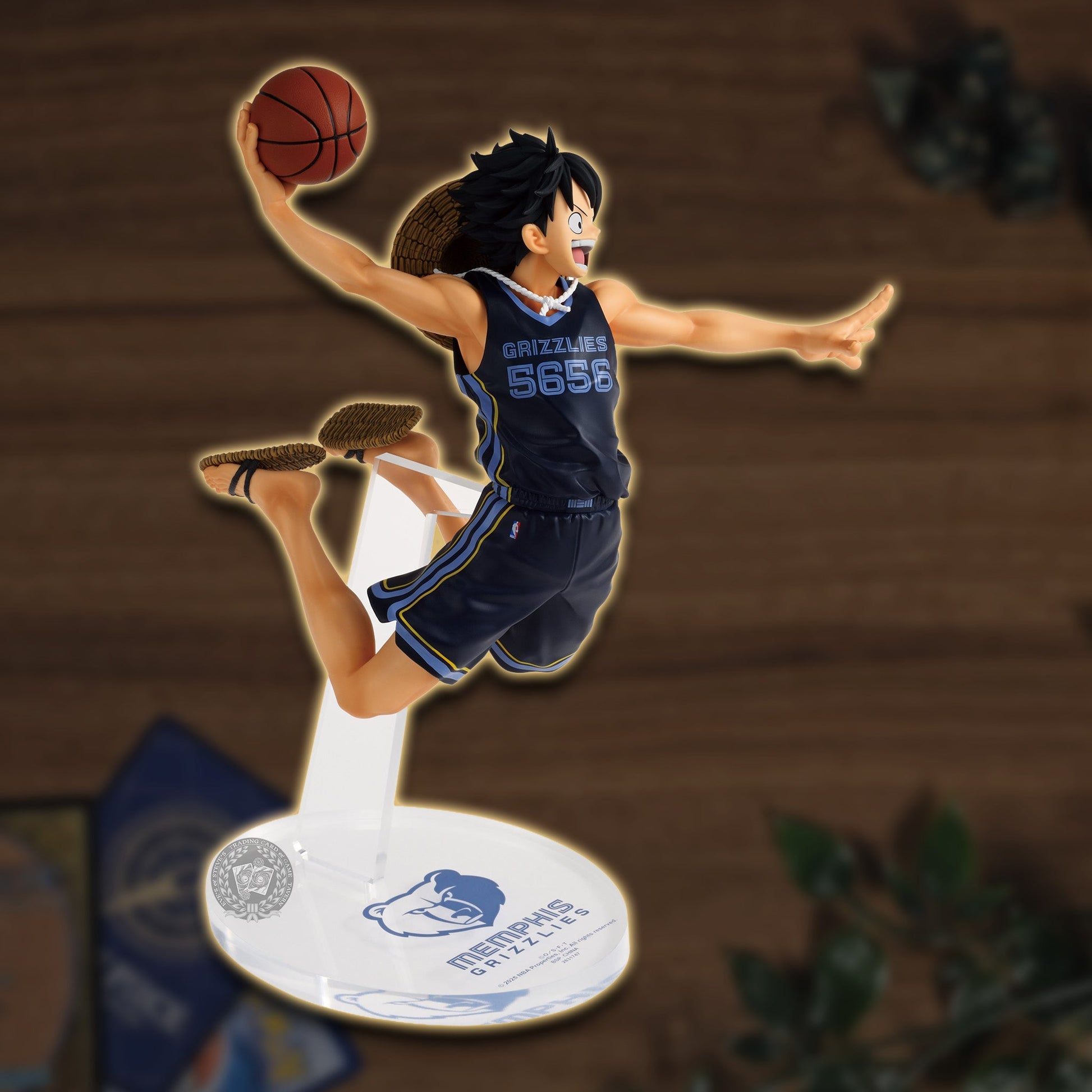 One Piece x NBA Monkey.D.Luffy Figur "Memphis Grizzlies" Seitenansicht