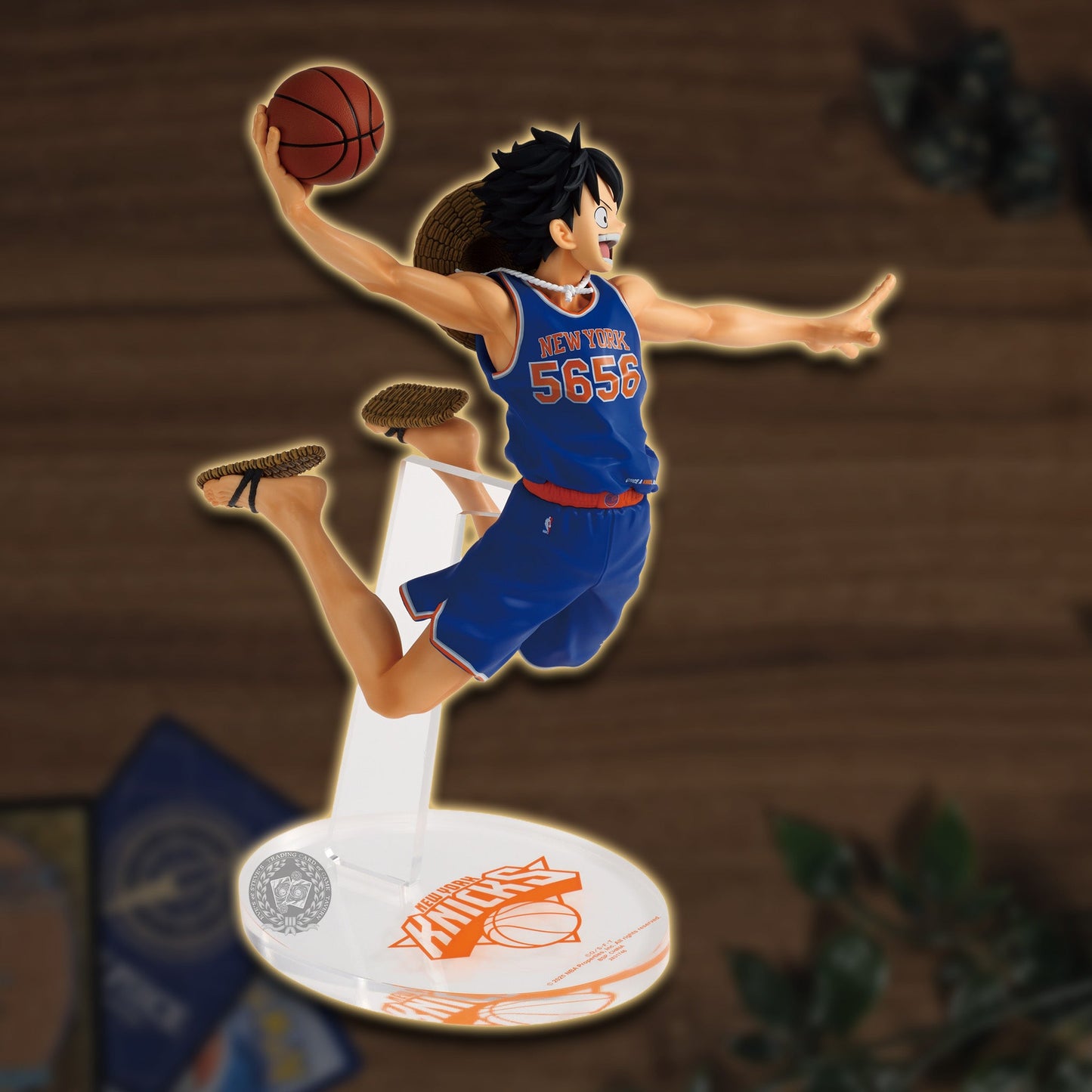 One Piece x NBA Monkey.D.Luffy Figur "New York Knicks" Seitenansicht